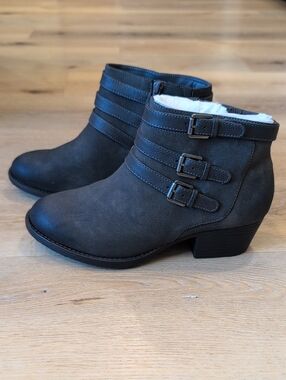 Women’s Buckle Ankle Boots in Dark Gray Size 8 Wide